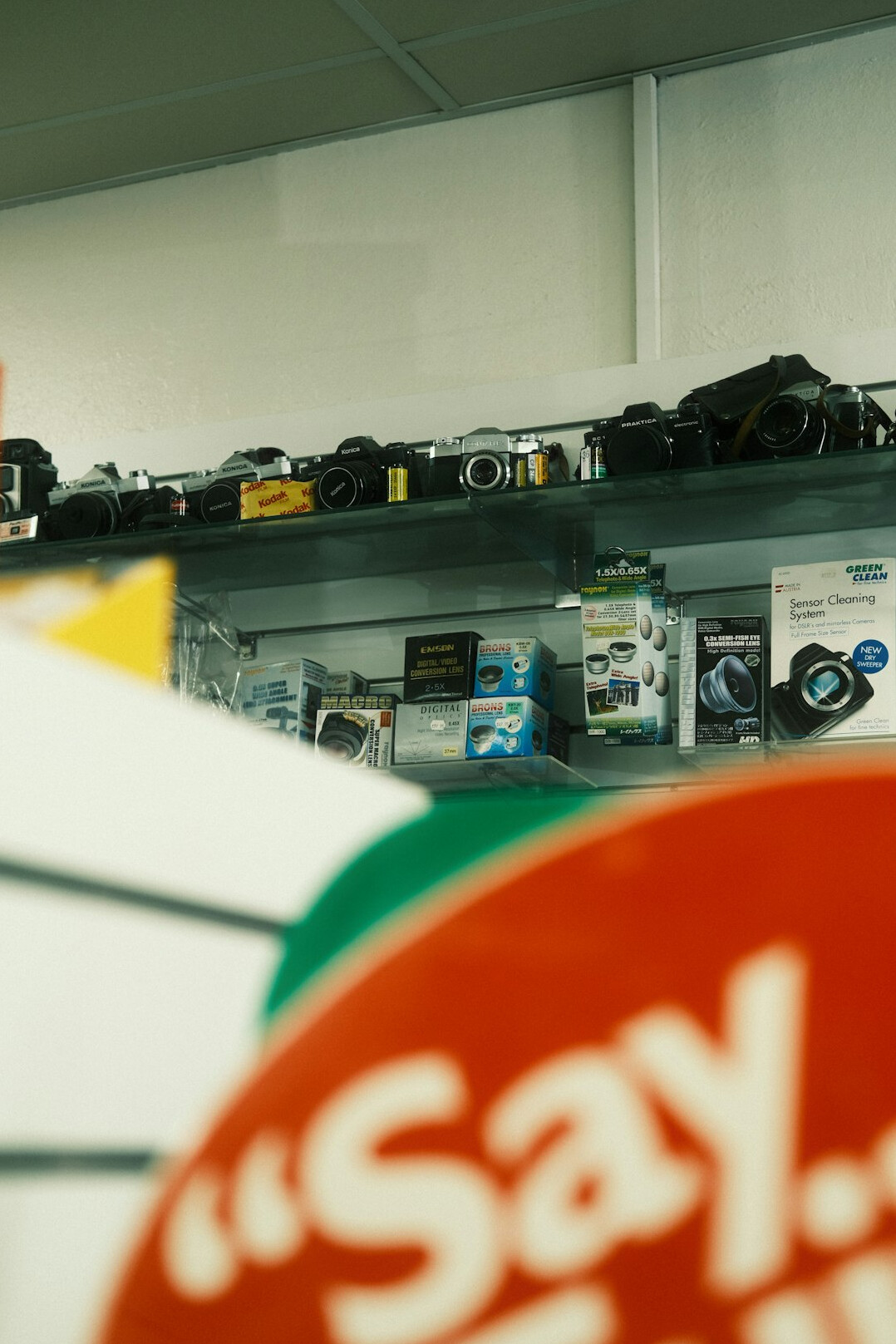 retail detective observing store